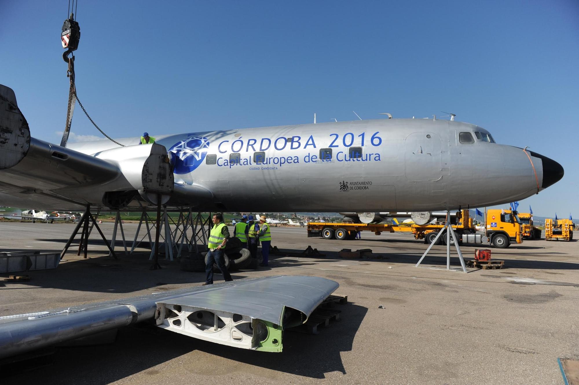 Así fue el multitudinario traslado del avión de Miraflores por el centro de Córdoba