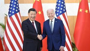 El presidente chino Xi Jinping y su homólogo estadounidense Joe Biden antes de su reunión, un día antes de la Cumbre del G20 en Bali (Indonesia).