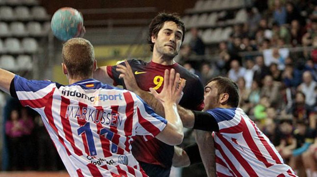 Raúl Entrerríos es disposa a disparar a porta davant el lateral esquerre de l’Atlètic Nikolaj Markussen, durant la final de la Copa Asobal.