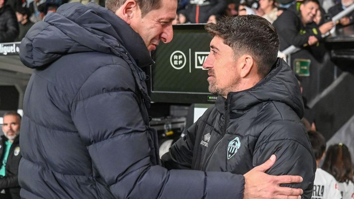 Ramis y Pablo se saludan antes del partido.