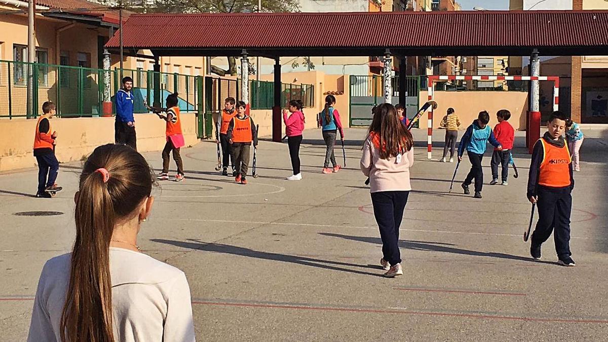 Escolars jugant a hoquei en el pati d’una escola valenciana.  | LEVANTE-EMV