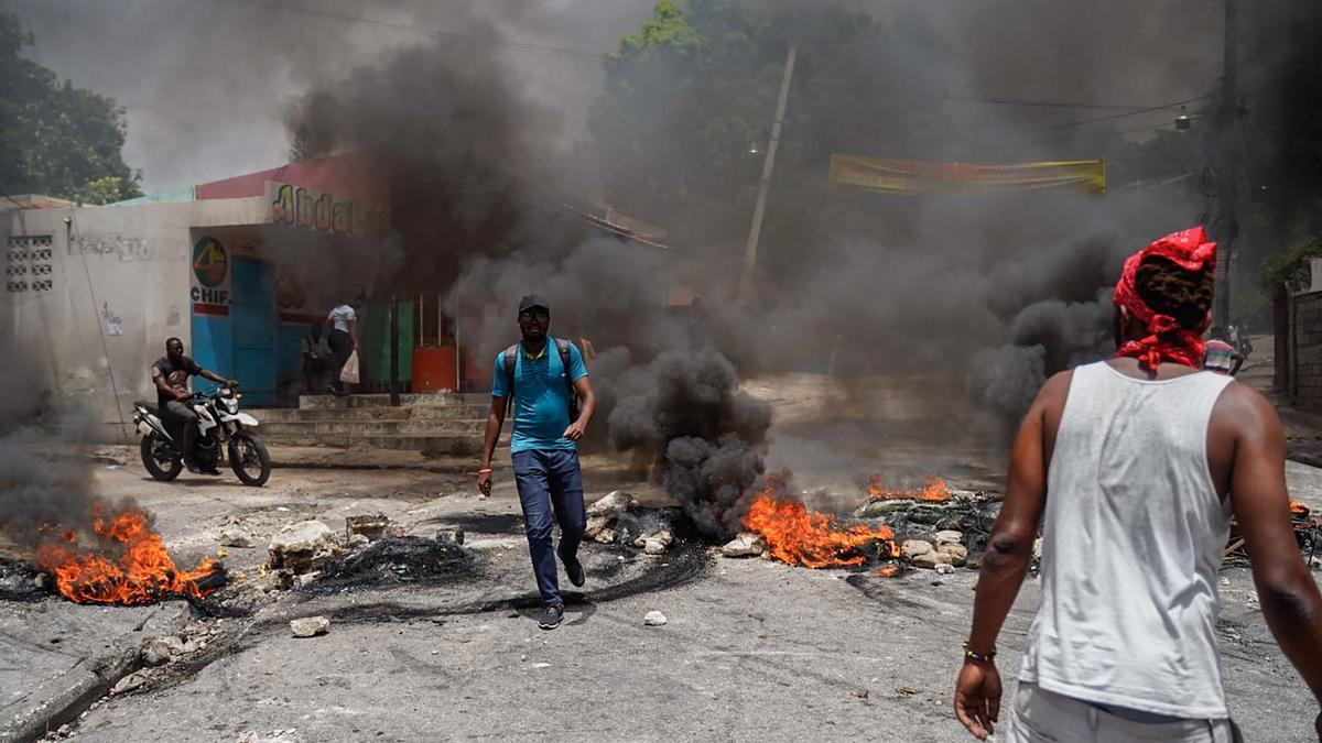 Haitianos protestando en las calles de Puerto Príncipe, Haití