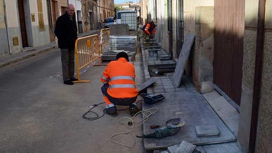 El alcalde Vives inspecciona una de las aceras en obras.