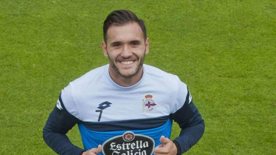 Lucas Pérez, con cinco balones, uno por cada gol que lleva.