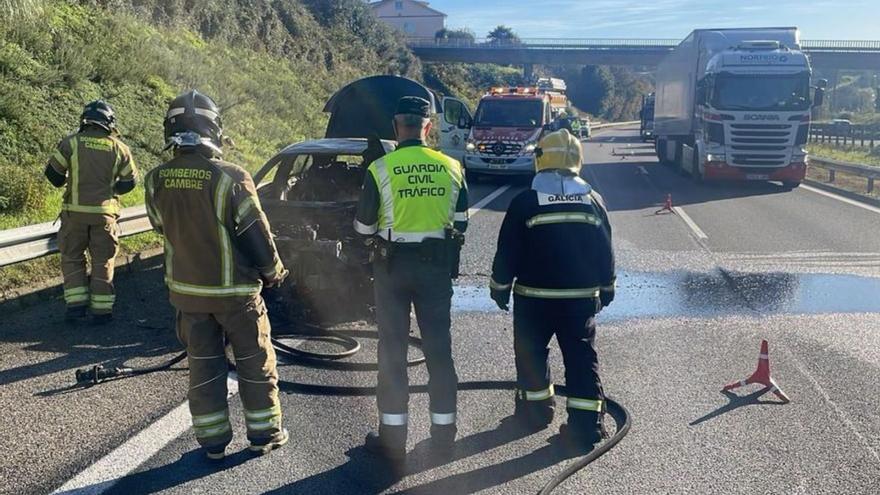 Arde un coche en la AP-9 y crea tres kilómetros de atasco