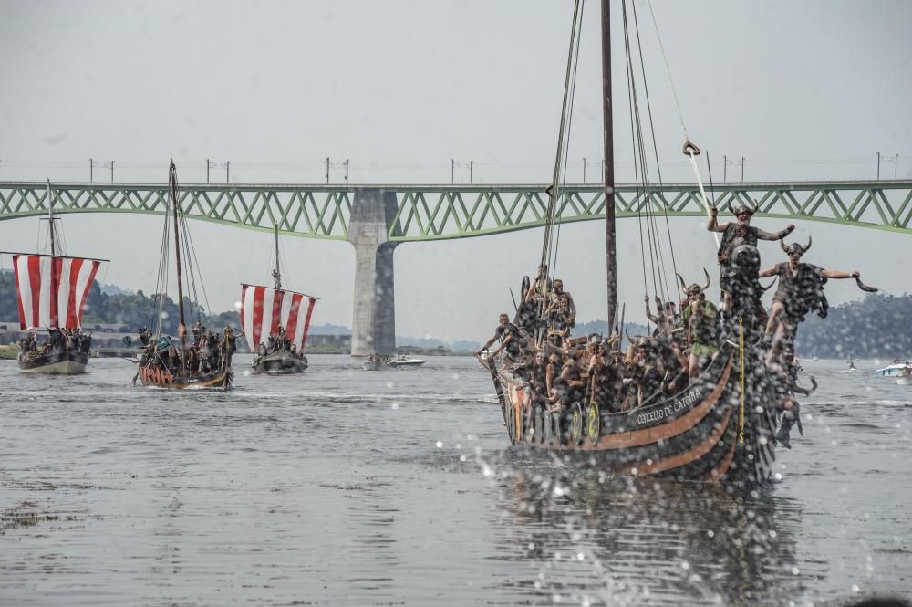 Las hordas vikingas desembarcan con sus armas y sus gritos de guerra en Catoira ante 30.000 personas.