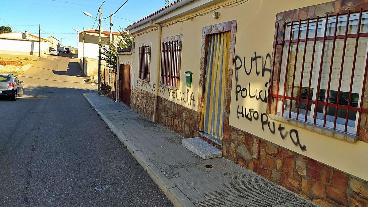 Pintadas amenazantes, ayer en una casa del barrio de La Alberca, en la capital zamorana. | Cedida