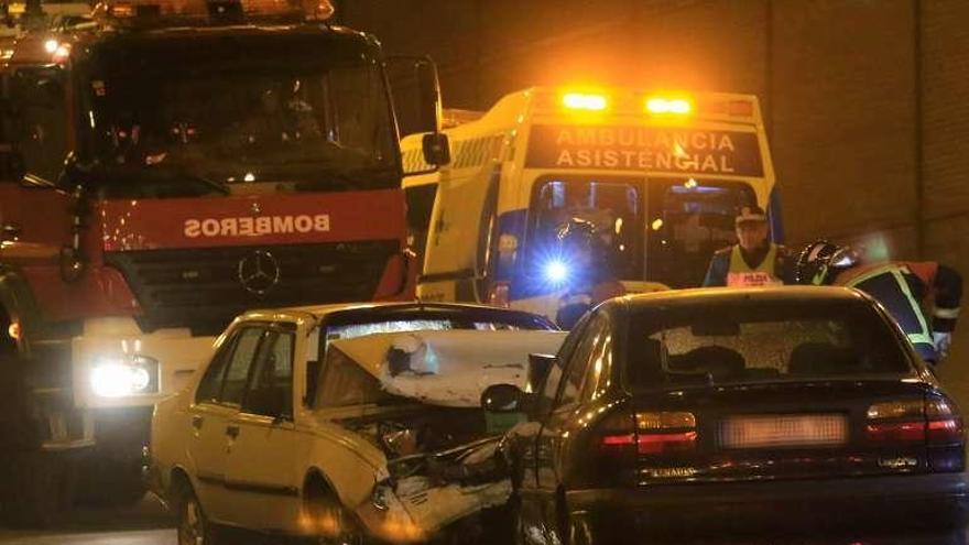 Estado en el que quedó el Renault 18 que ocupaba el jubilado herido cuando fue embestido de frente por el Laguna.