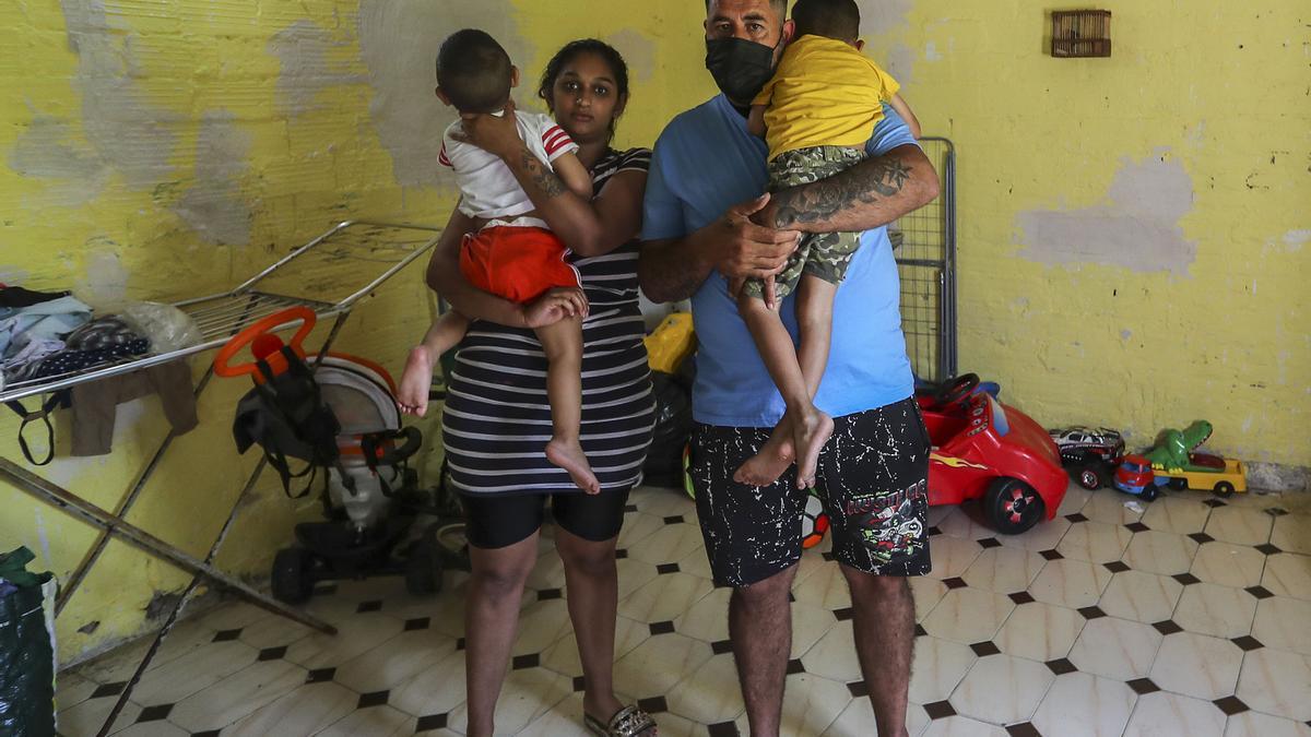 La familia desahuciada con sus dos hijos, en una imagen de archivo.