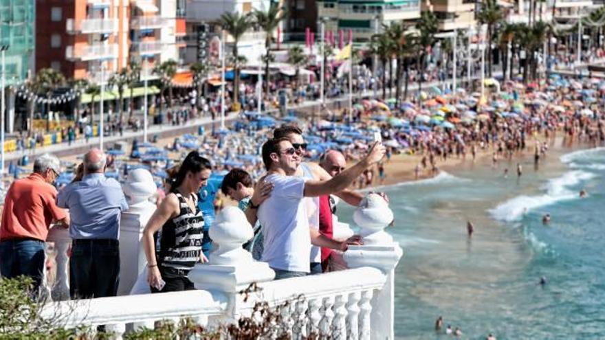 Turistas en la zona del Castillo.