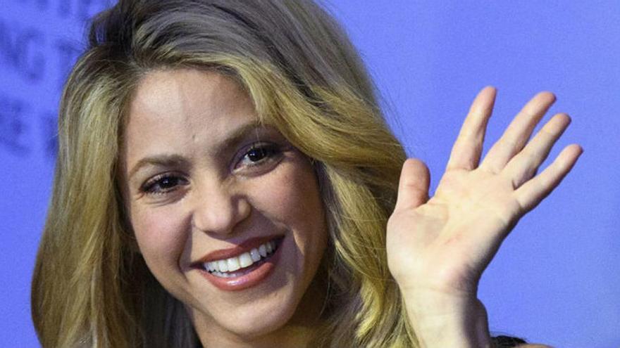 Shakira sorprende a sus fans tocando en una plaza neoyorquina