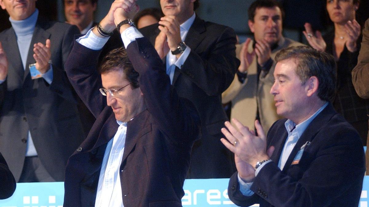 Núñez Feijóo, con Barreiro, celebra la presidencia del PPdeG, en el Congreso Extraordinario celebrado en Santiago, en enero de 2006.