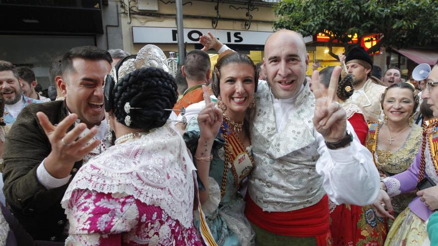 La fallera mayor y el presidente celebran el triunfo.