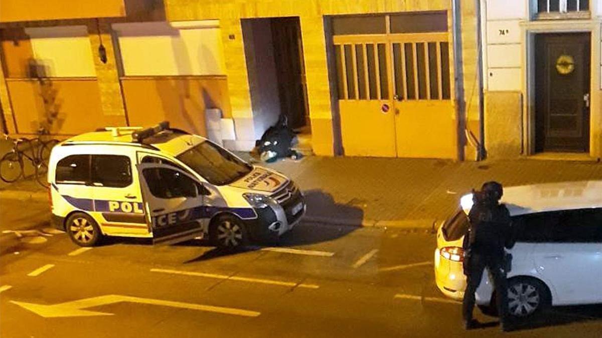 Un policía francés mira el cadáver del supuesto autor del tiroteo en Estrasburgo, Cherif Chekatt