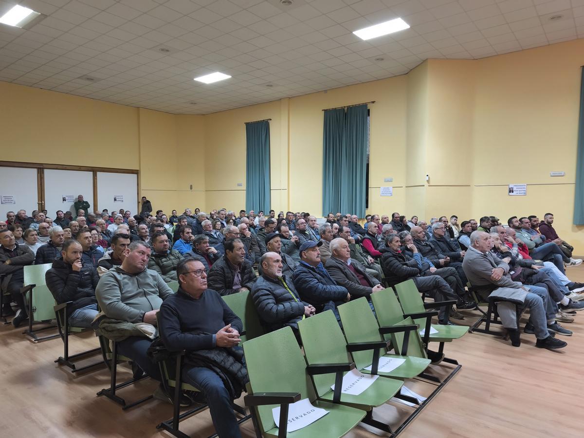Otra asamblea de regantes tras la subida de las tarifas.