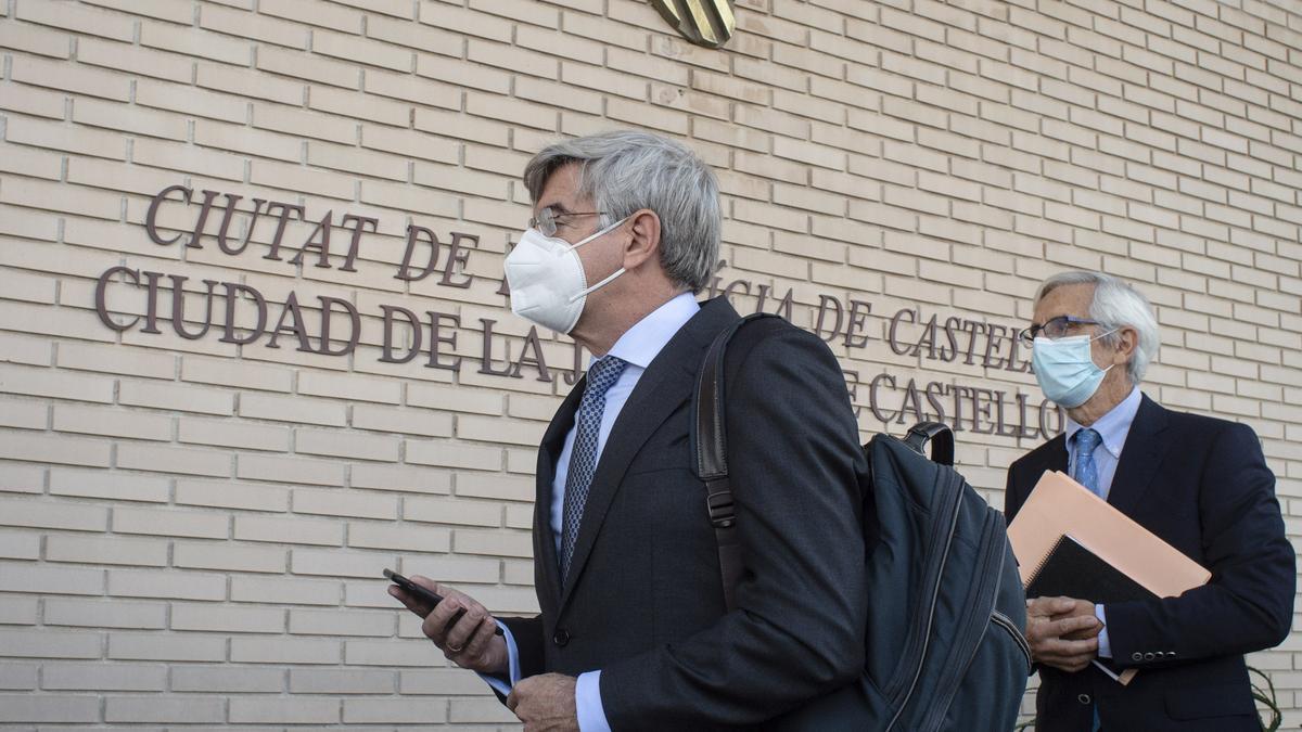 Los acusados en el juicio de Castor entrando en los juzgados.