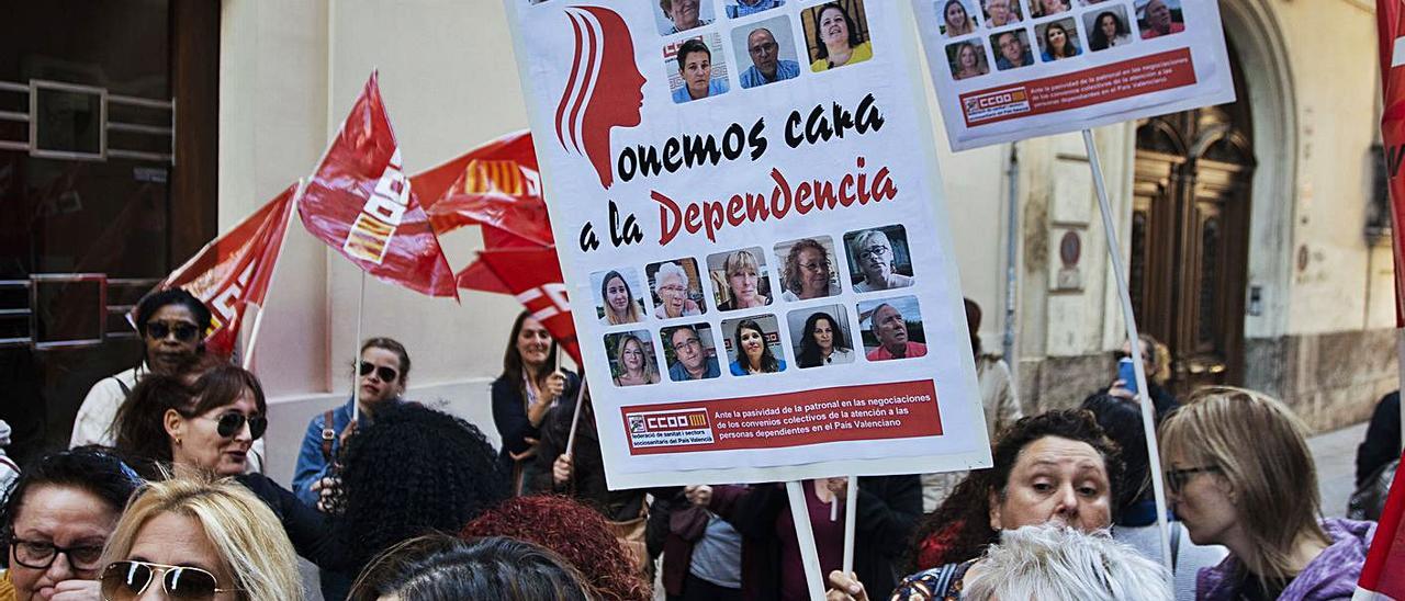 Protesta de personal del sector de la dependencia, en 2019.  | GERMÁN CABALLERO