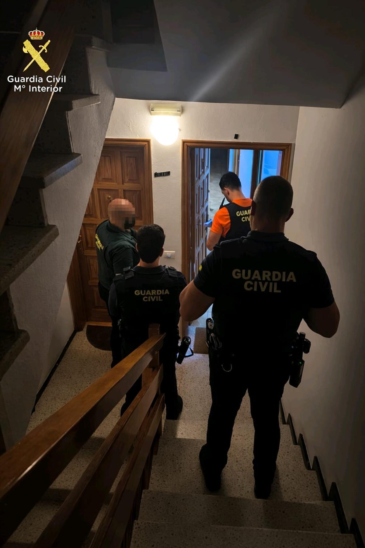 La Guardia Civil de Vecindario detiene a un varón por estafar más de 27.000 euros a una persona mayor