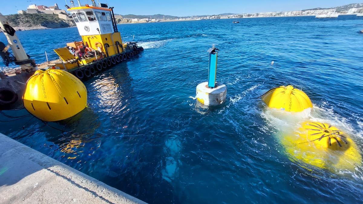 Recuperado el pesquero hundido en el puerto de Ibiza.