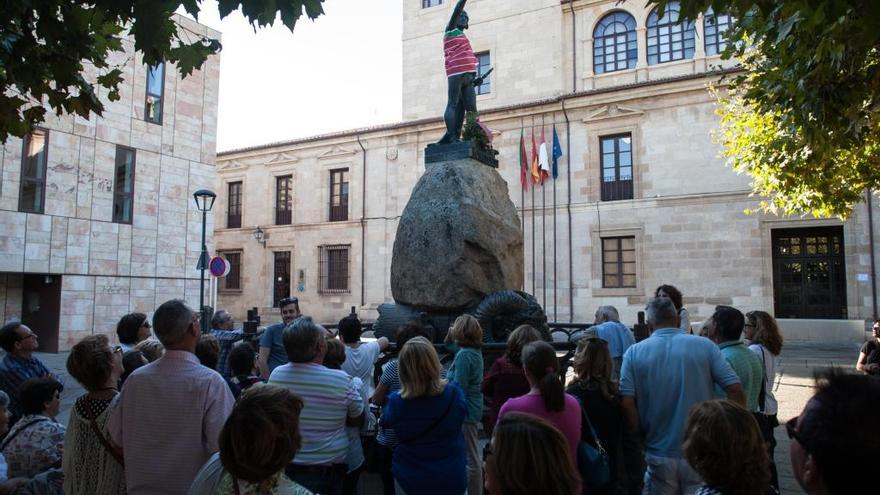 Turistas visitan la plaza de Viriato.