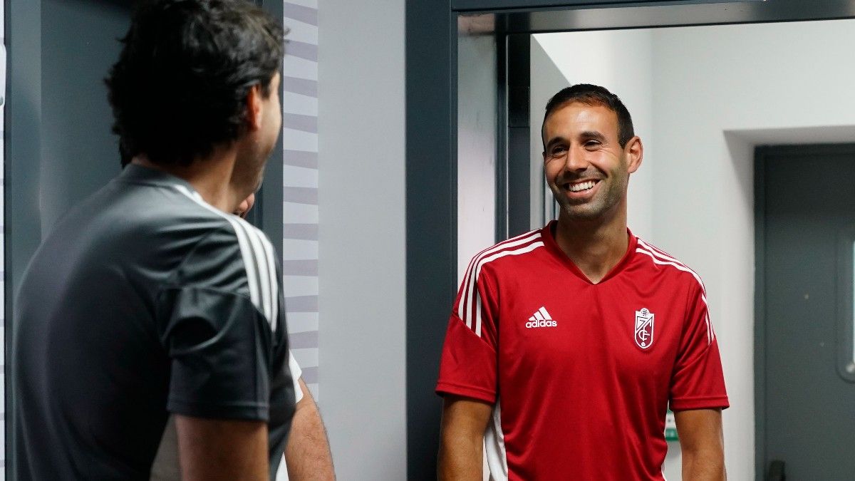 Karanka, dando la bienvenida a Victor Díaz en el primer día de entrenamientos