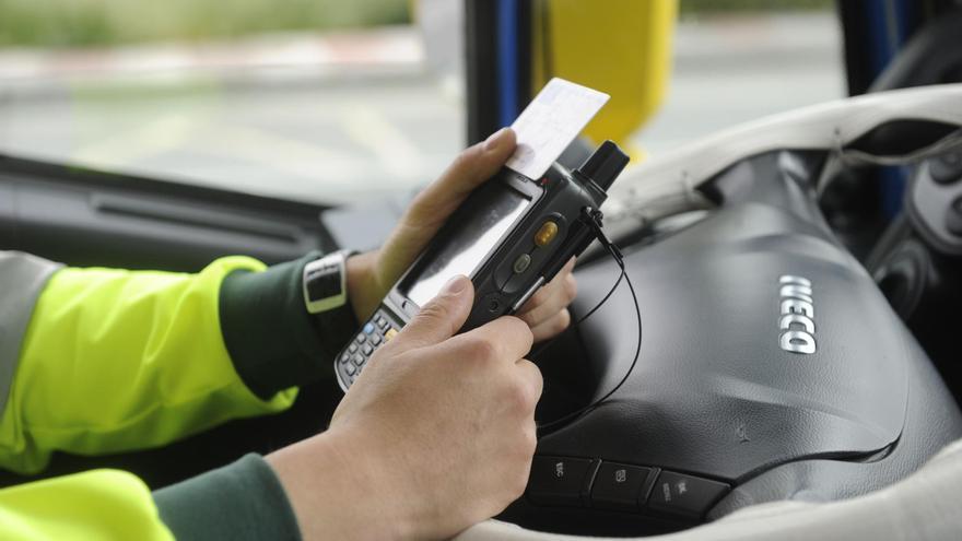 Investigado el conductor de bus escolar por usar la tarjeta de otra persona en el tacógrafo