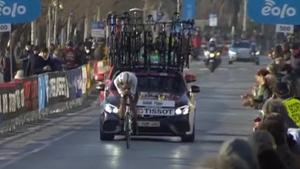 L’absurda polèmica de la maniobra d’Ineos per portar el cotxe carregat de bicis en les contrarellotges