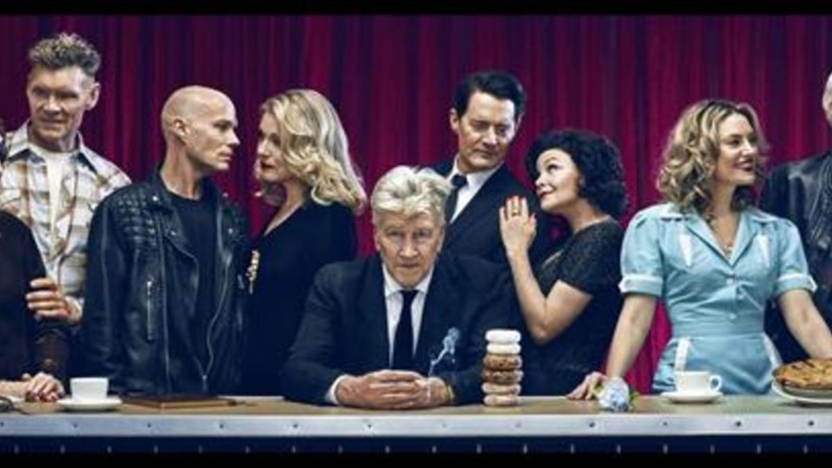 Foto de familia del reparto de la nueva 'Twin Peaks', con el director David Lynch en el centro de la imagen.