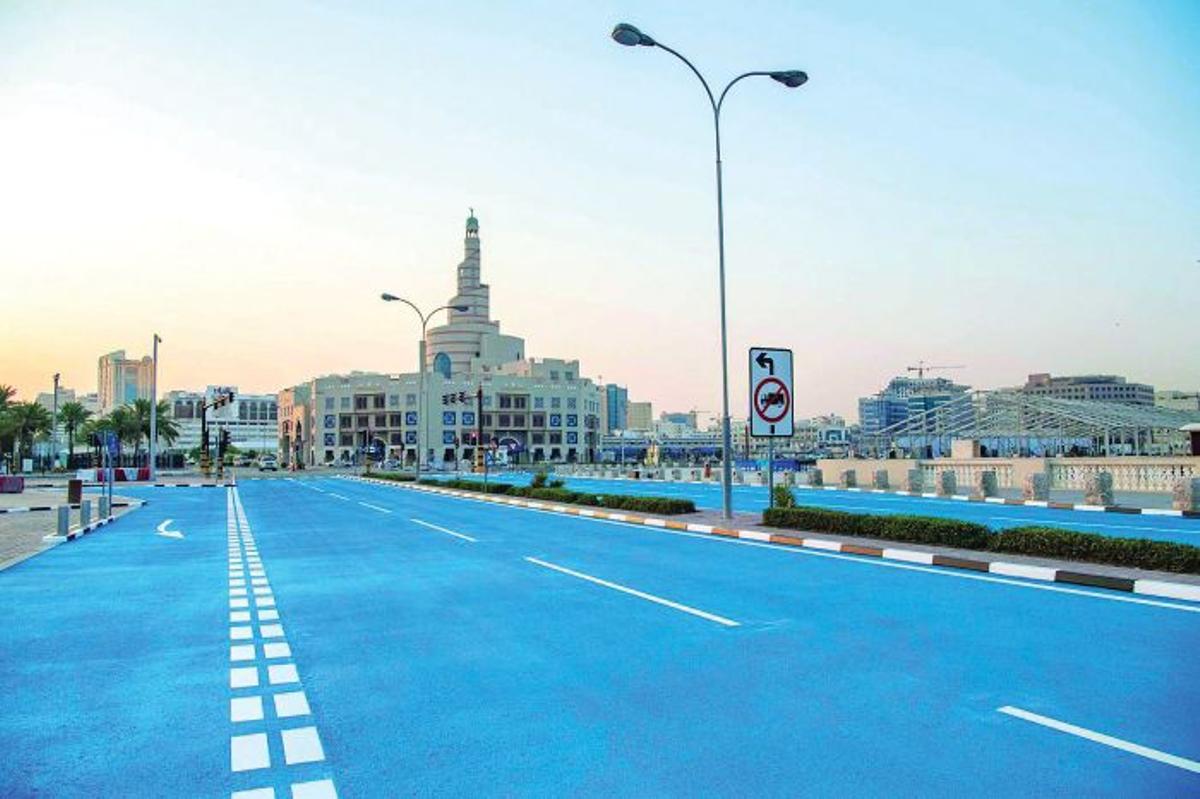 Calle en Qatar pintada de azul