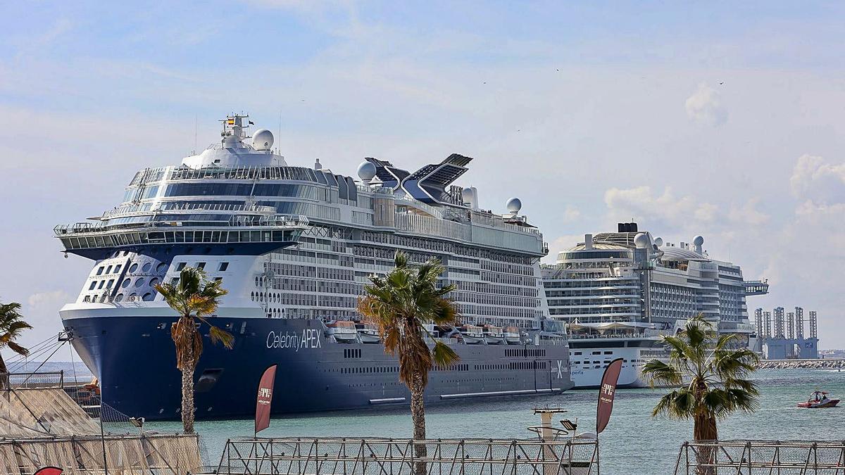 El lunes atracaron en el puerto de Alicante dos barcos con turistas alemanes y de EE UU. | HÉCTOR FUENTES