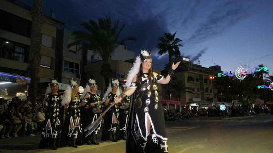 Las &#039;filaes&#039; de moros y cristianos llenan las calles de Peñíscola