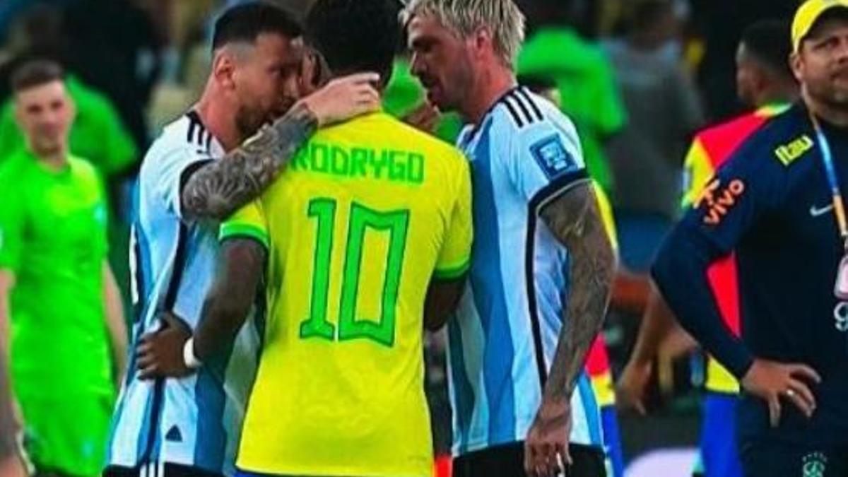 Messi y Rodrygo se enganchan durante los incidentes en Maracaná