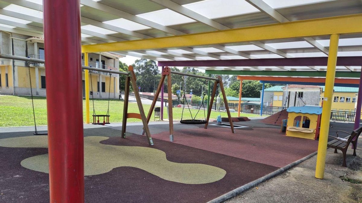 El parque infantil de la plaza pública de Fornelos de Montes.