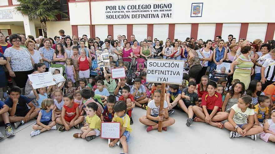 Padres y alumnos de Gévora salen hoy a la calle para reclamar un nuevo colegio