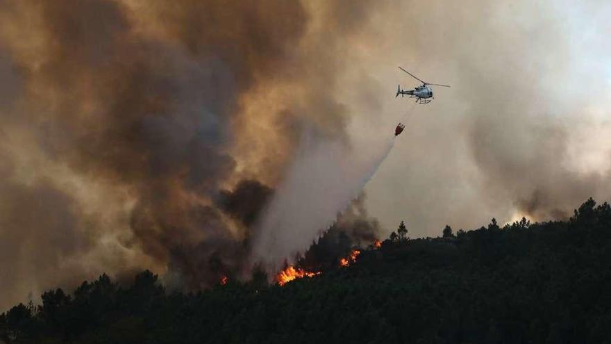 Un helicóptero realizó, ayer, una descarga en los montes de Vilamarín, en Ourense.