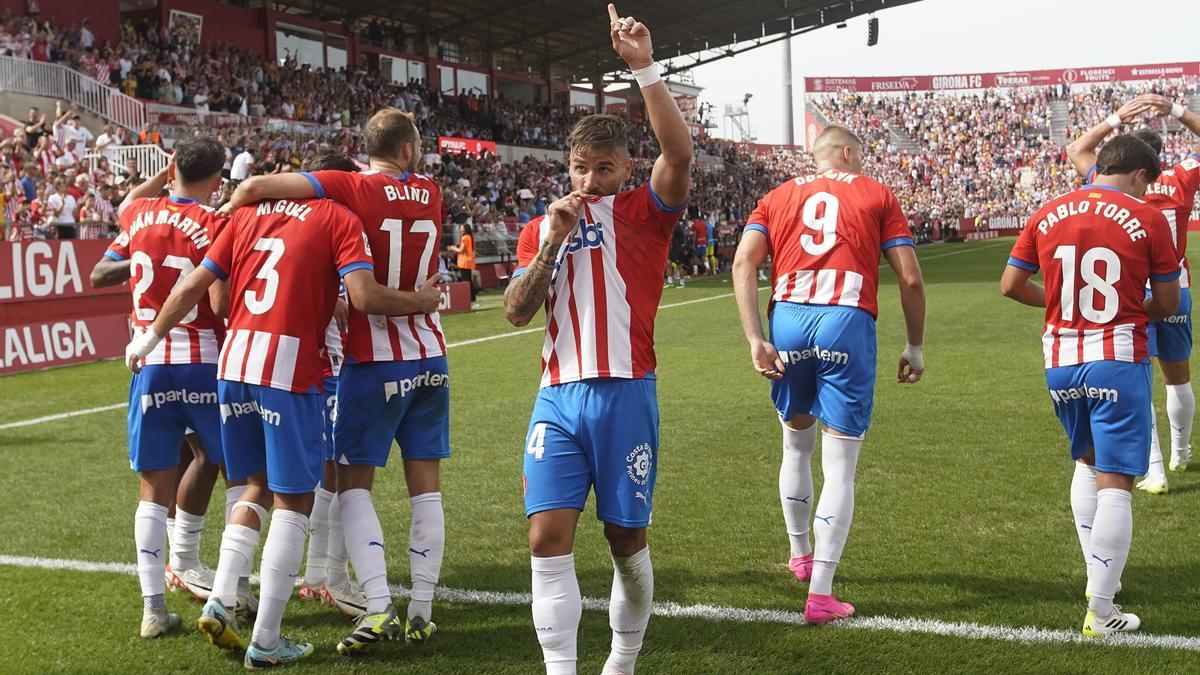 Portu fa un petó a l'escut després del gol al Las Palmas