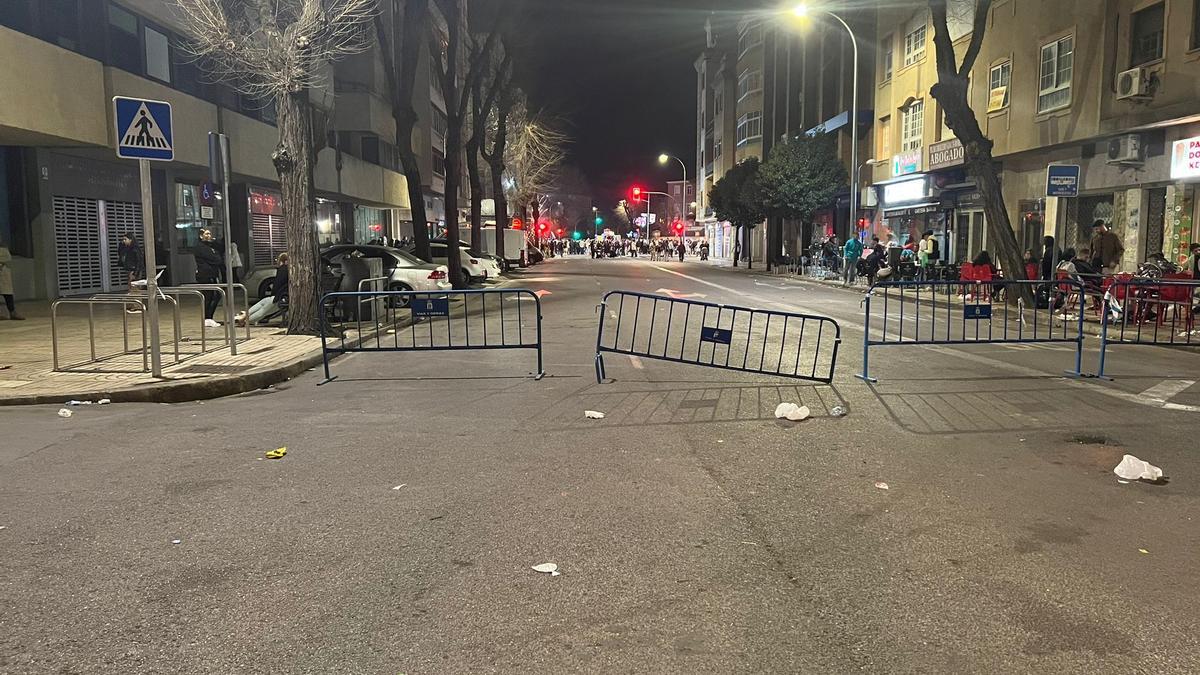 Varias vallas cortan el paso en Ronda del Pilar durante el desfile del domingo de Carnaval.