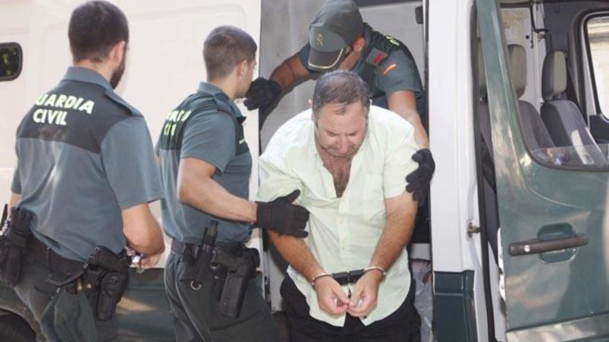 El agente Francisco Ribas entra en los juzgados para declarar, el 24 de julio de 2012.