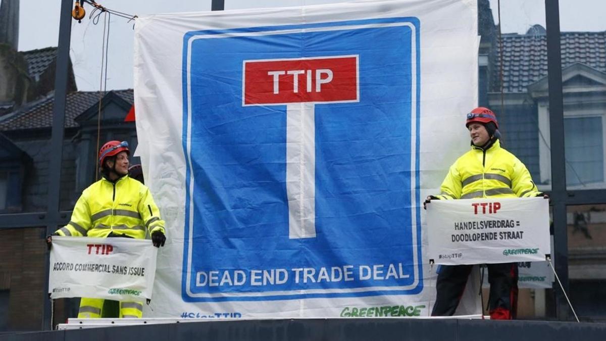 Protesta de Greenpeace contra el TTIP en Bruselas.