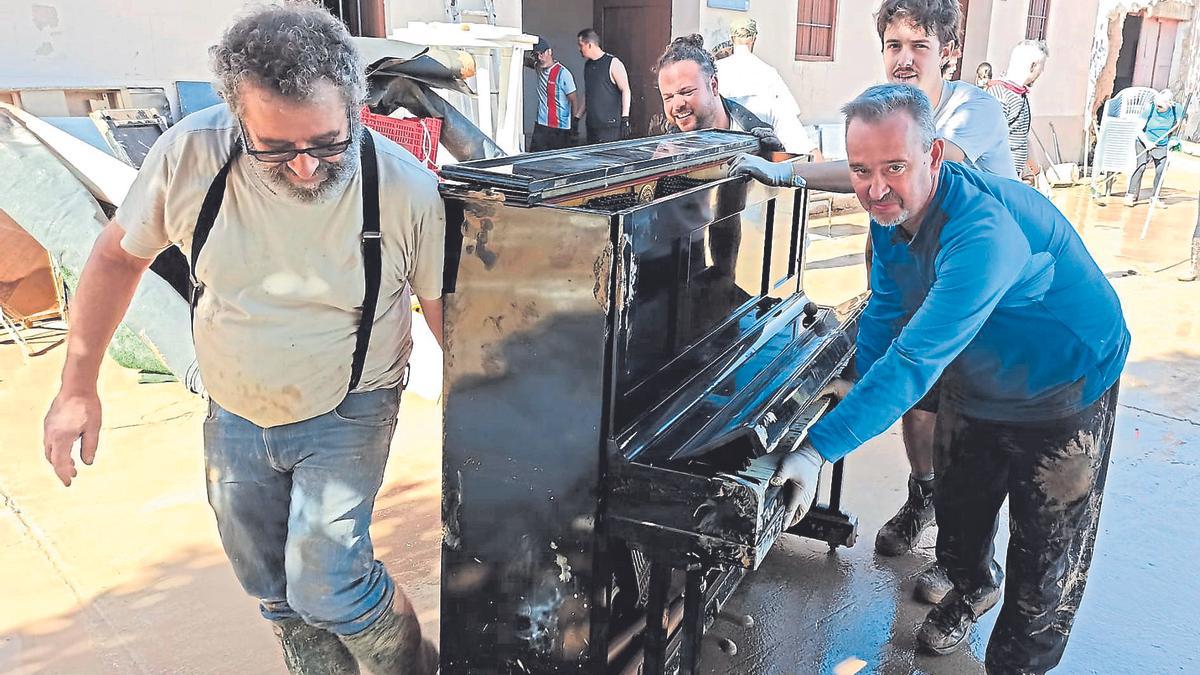 Traslado de un piano de Sedajazz afectado por la riada del 29 de octubre de 2024.