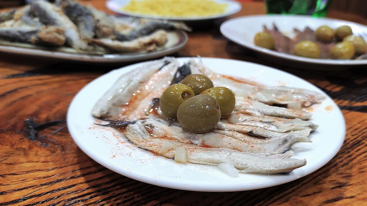 Los boquerones en vinagre, las anchoas y el 'pescaíto' frito de El Moll del Rebaix.