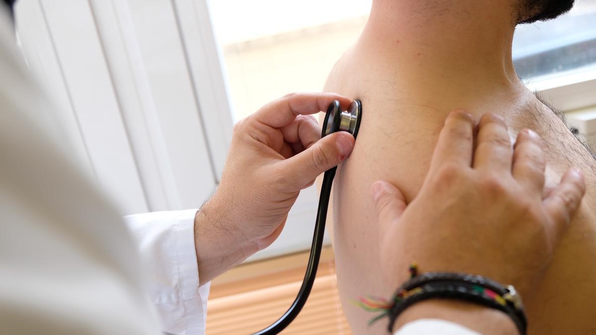 Un médico atiende a un paciente en el Virgen del Rocío.