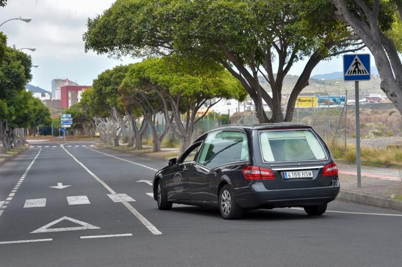 09-04-2020 LAS PALMAS DE GRAN CANARIA. Coche fúnebre en San Lázaro. Fotógrafo: Andrés Cruz  | 09/04/2020 | Fotógrafo: Andrés Cruz