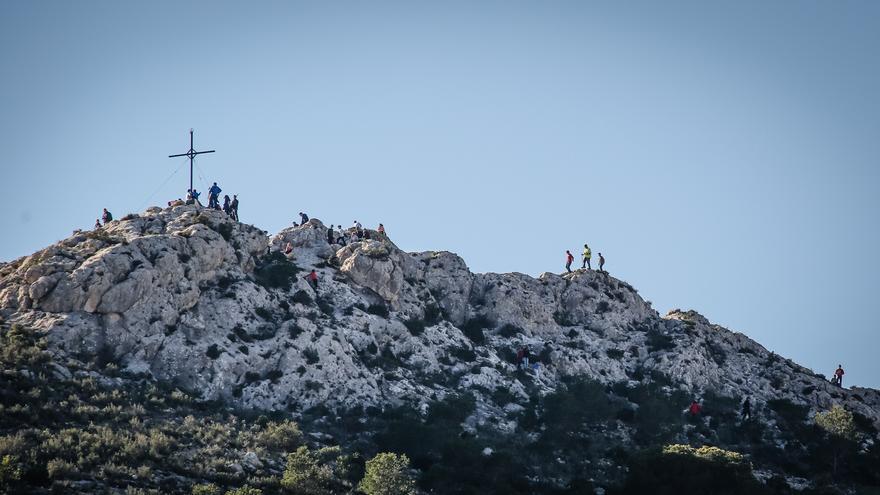 Elda abre en el monte Bolón las vías ferratas más vertiginosas de la provincia