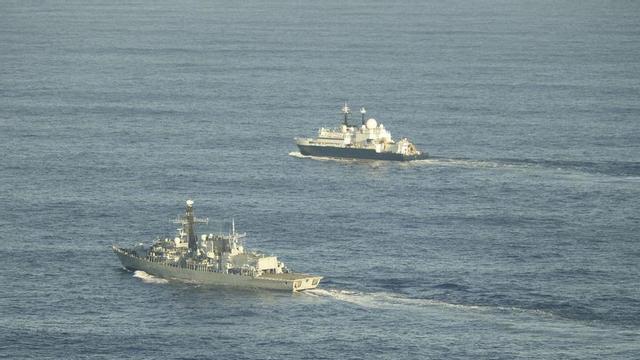 Un vaixell de la Marina Reial Britànica escorta el Yantar, una embarcació russa acusada de portar a terme actes d’espionatge a prop de les aigües territorials del Regne Unit i Irlanda.