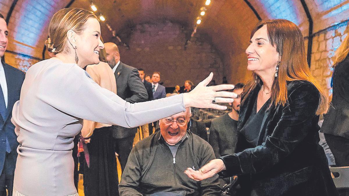 Marga Prohens y Manuela Cañadas se saludan durante un acto el pasado año.