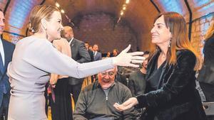Marga Prohens y Manuela Cañadas se saludan durante un acto el pasado año.
