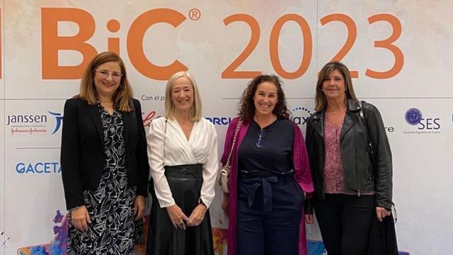 De izquierda a derecha: Clara Olveira, directora médica del Chuac; Estrella López-Pardo, gerente del Sergas; y las doctoras Belén López Viñas y Aurora de la Iglesia López, jefa del Servicio y Obstetricia y Ginecología y coordinadora de la Unidad de Dolor, respectivamente, del Chuac. | // LOC