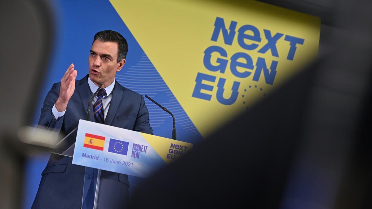 El presidente del Gobierno, Pedro Sánchez, durante su rueda de prensa con la jefa de la Comisión Europea, Ursula von der Leyen, el pasado 16 de junio de 2021 en Madrid.