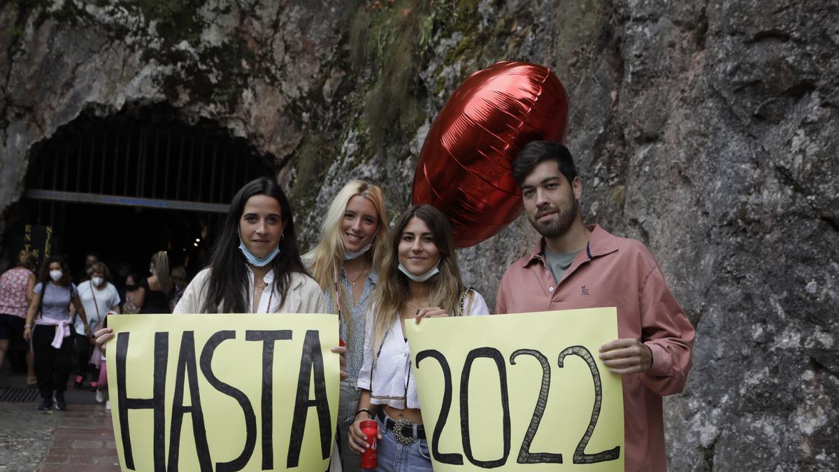 Ana González, Paula Pérez, Eugenia Maira y Enrique Cabrera, a la entrada de la santa cueva.